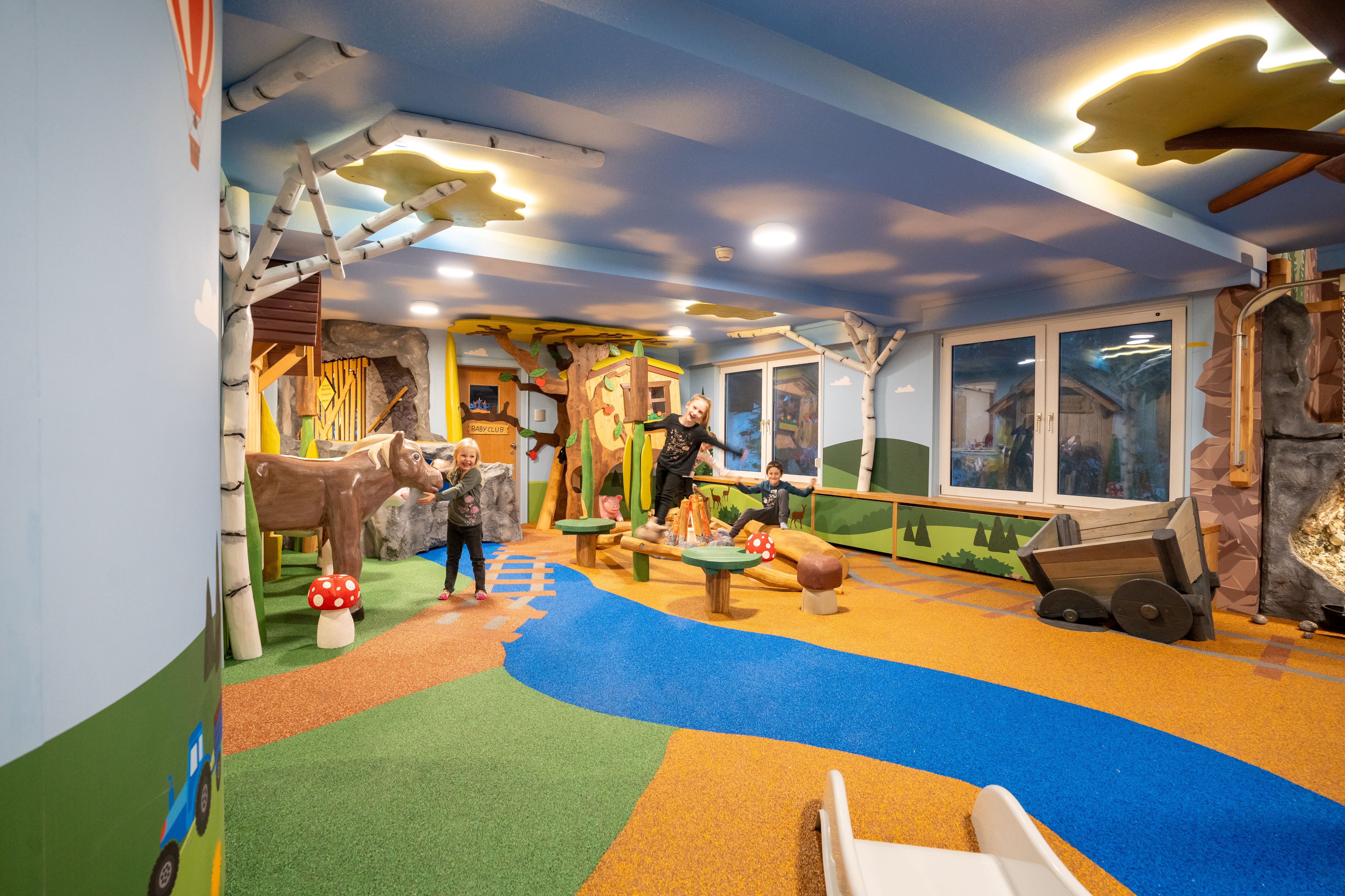 Kinderhotel: Habachklause Spielewelt zum Krabbeln, Rutschen, Klettern und Spaß haben, zugänglich für die ganze Familie.

Im Bild links hinten geht's durch eine Röhrenrutsche einen Stock tiefer in die Unterwasserwelt mit vielen blauen Bällen. 
 - Habachklause Familien Bauernhof Resort - Spielen | Entdecken