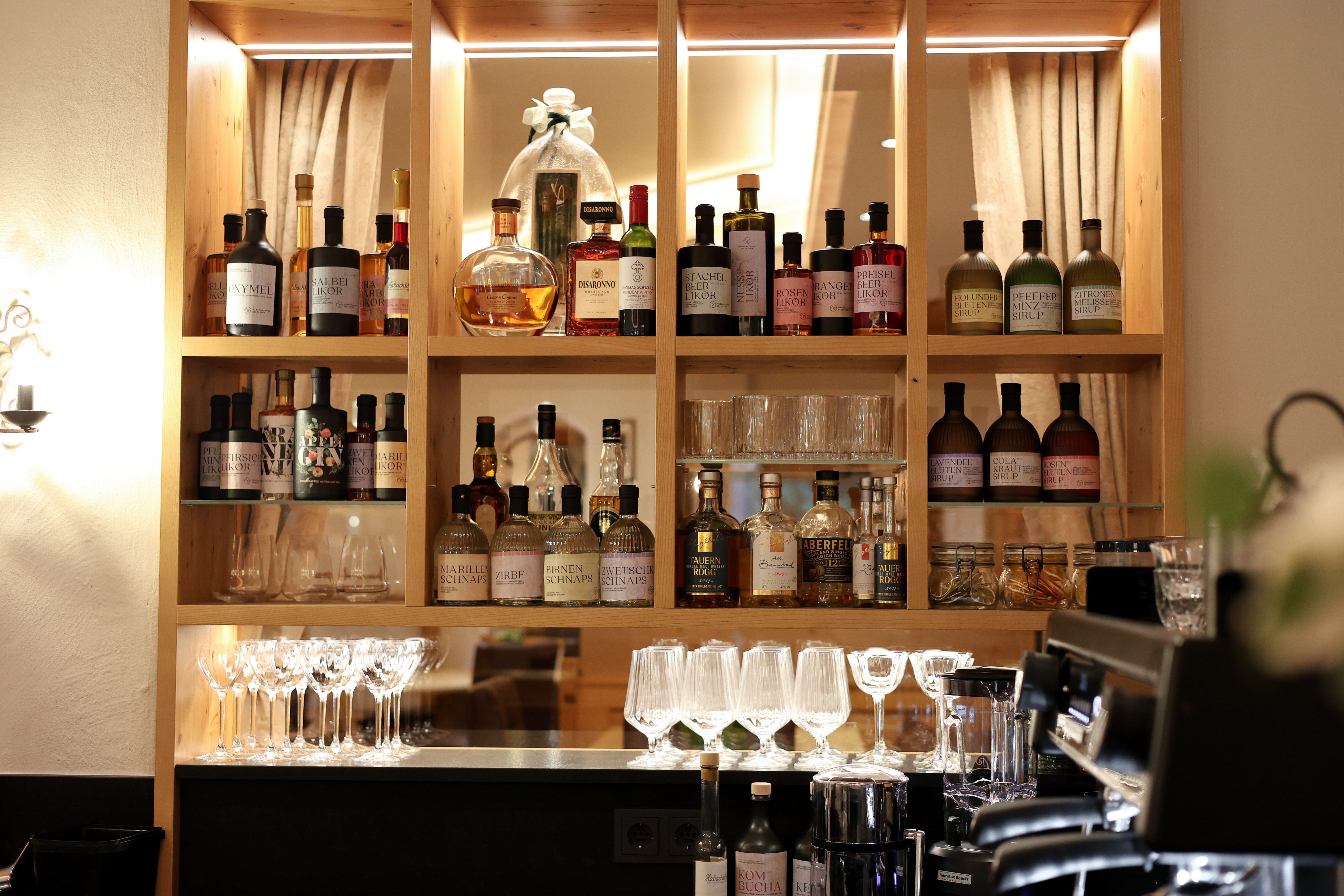 Kinderhotel: NEU! "Kristallbar" im gemütlichem Loungebereich und offenem Kamin  - Habachklause Familien Bauernhof Resort - Essen | Trinken