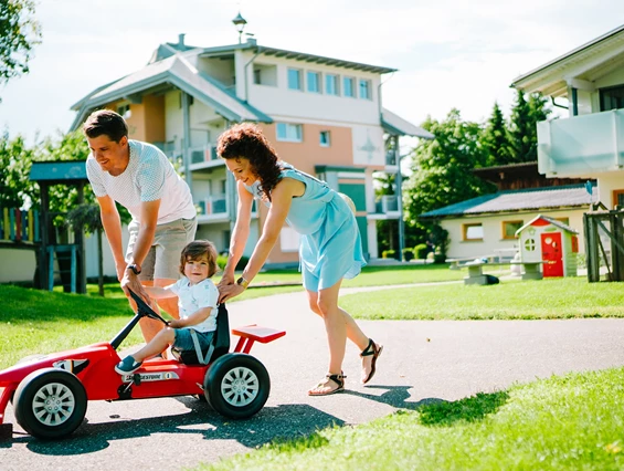 Kinderhotel: Am Kinderspielplatz unterwegs - Ferienwohnungen und Seebungalows am Faaker See - Karglhof OG