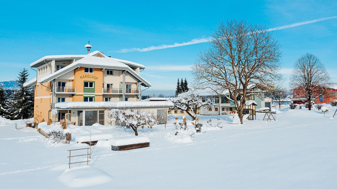 Kinderhotel: Karglhof Stammhaus - im Winter - Ferienwohnungen und Seebungalows am Faaker See - Karglhof OG
