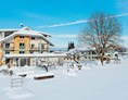 Kinderhotel: Karglhof Stammhaus - im Winter - Ferienwohnungen und Seebungalows am Faaker See - Karglhof OG