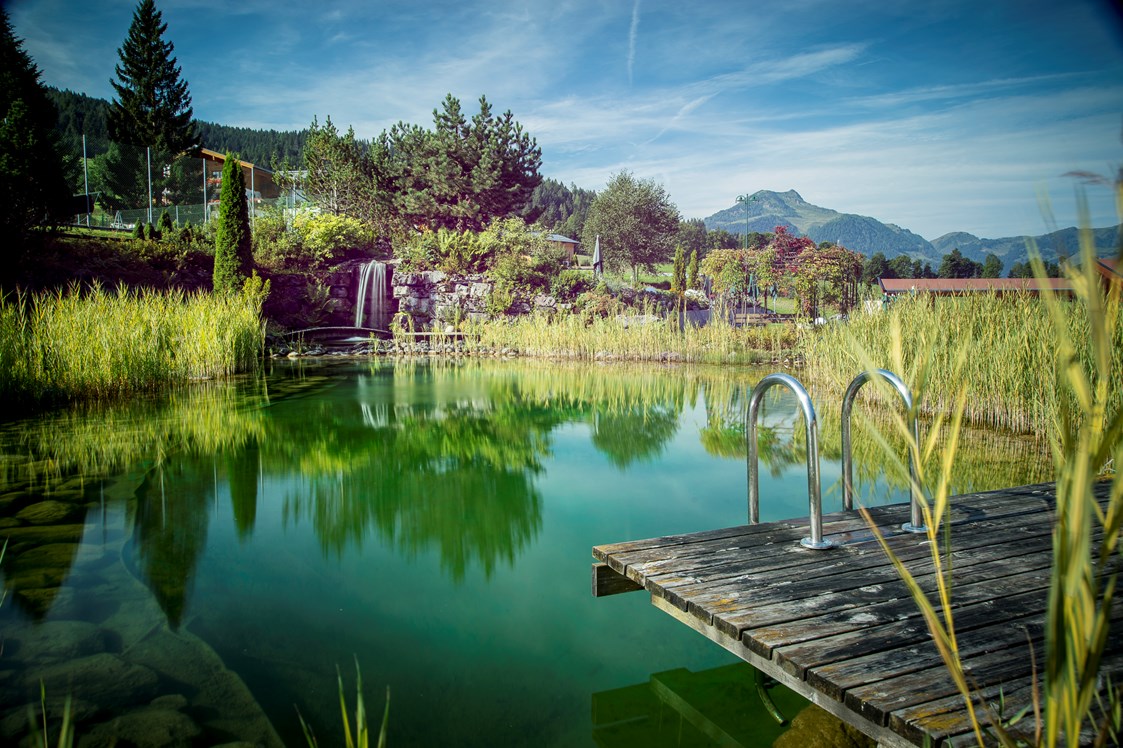 Kinderhotel: Gartenteich - beste Badezeit Juni bis September - Naturhotel Kitzspitz