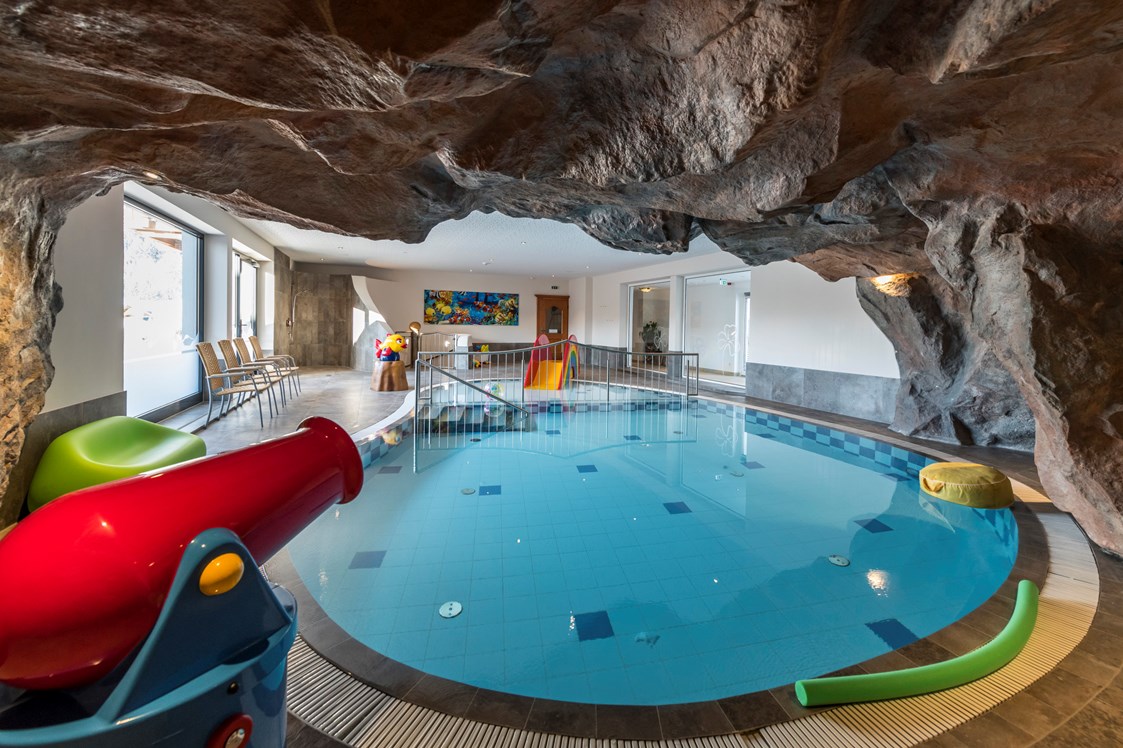 Kinderhotel: Familien-Kinderbad mit 33-34 °C - Naturhotel Kitzspitz
