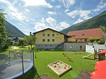 Kinderhotel: Garten mit Spielplatz - Hotel Eggerhof