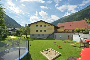Kinderhotel: Garten mit Spielplatz - Hotel Eggerhof