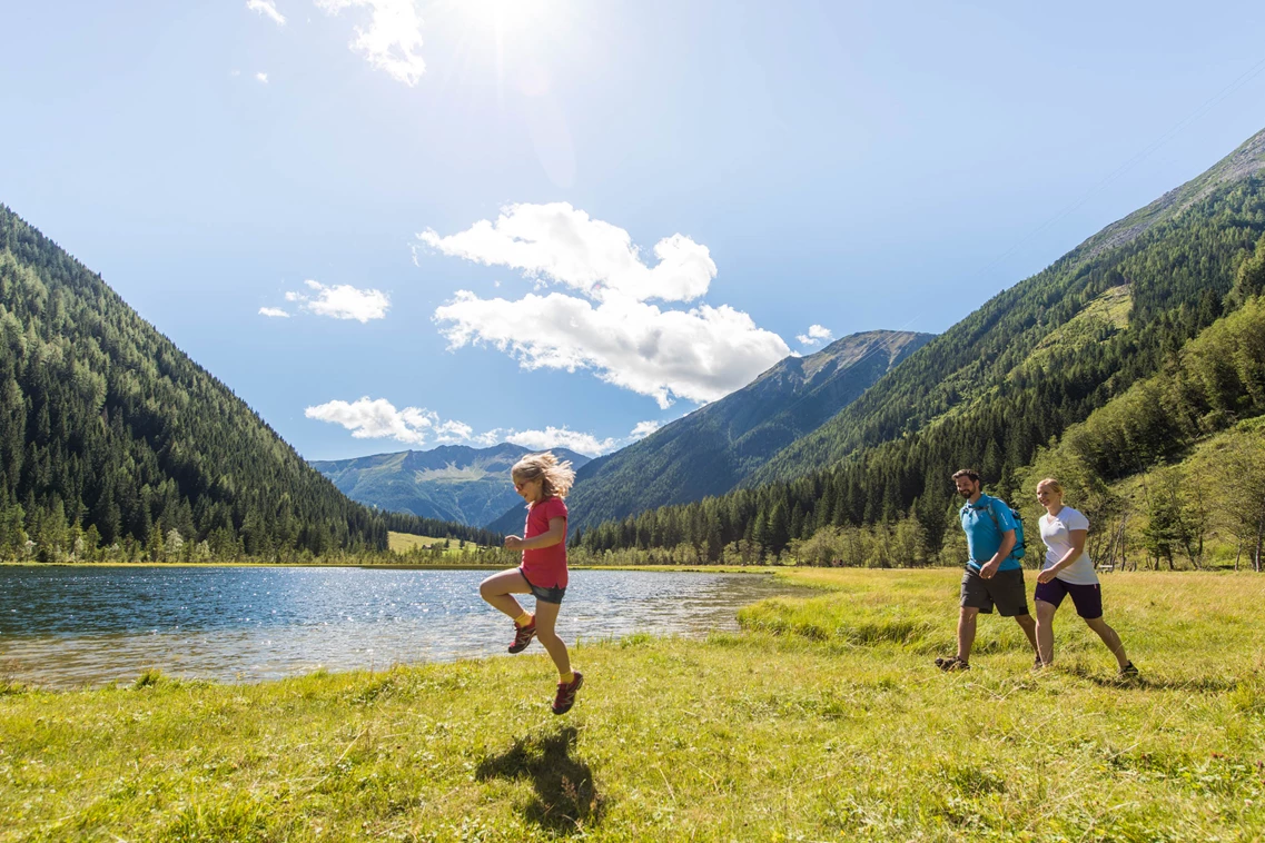 Kinderhotel: Familienwanderung am Stappitzer See - Hotel Eggerhof