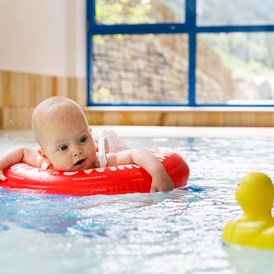 Kinderhotel: Babyschwimmen - Wellness-& Familienhotel Egger