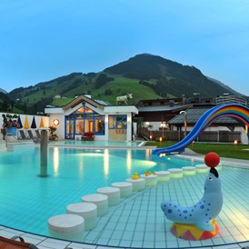 Kinderhotel: Sommerpool mit integriertem Kleinkinder-Pool in Panoramalage - Wellness-& Familienhotel Egger