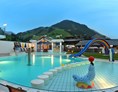 Kinderhotel: Sommerpool mit integriertem Kleinkinder-Pool in Panoramalage - Wellness-& Familienhotel Egger