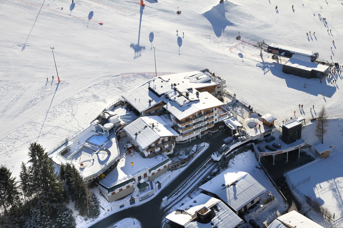 Kinderhotel: Winterurlaub direkt an der Piste, 20 m zur Gondelbahn, Pole Position im Skicircus - Wellness-& Familienhotel Egger
