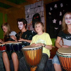 Kinderhotel: Heiße Trommelrhythmen beim Percussion Workshop - Wellness-& Familienhotel Egger
