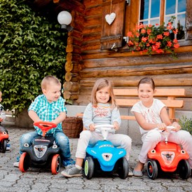 Kinderhotel: Vielzahl von Bobbycars zum spielen - Hotel Sport Klosters