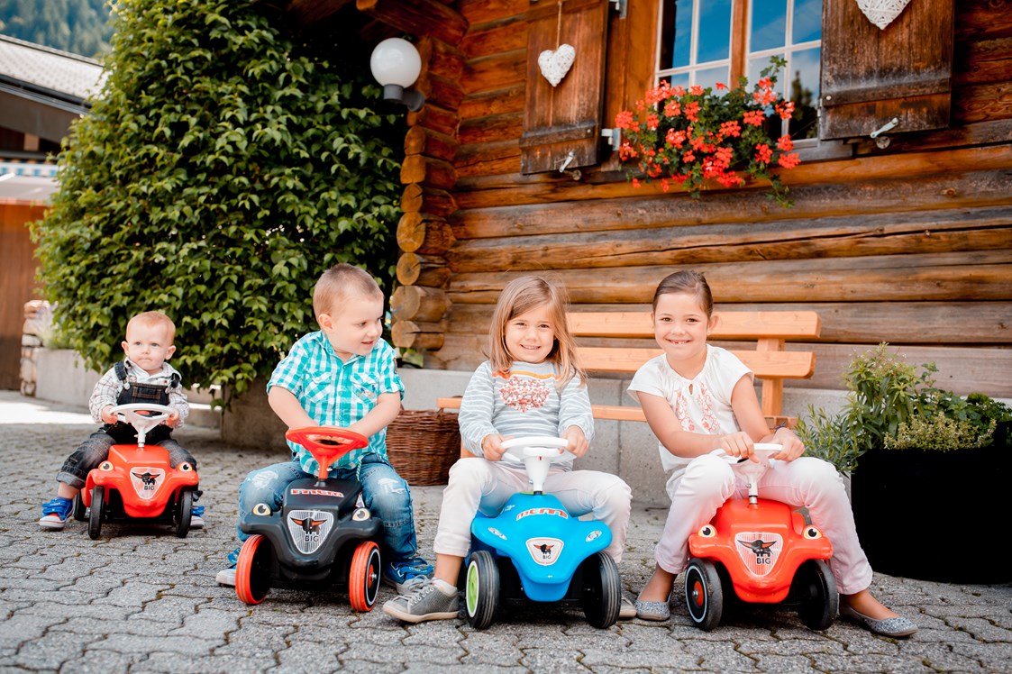Kinderhotel: Vielzahl von Bobbycars zum spielen - Hotel Sport Klosters
