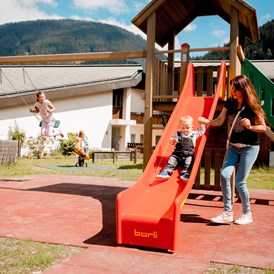 Kinderhotel: Garten mit grossem Spielplatz - Hotel Sport Klosters