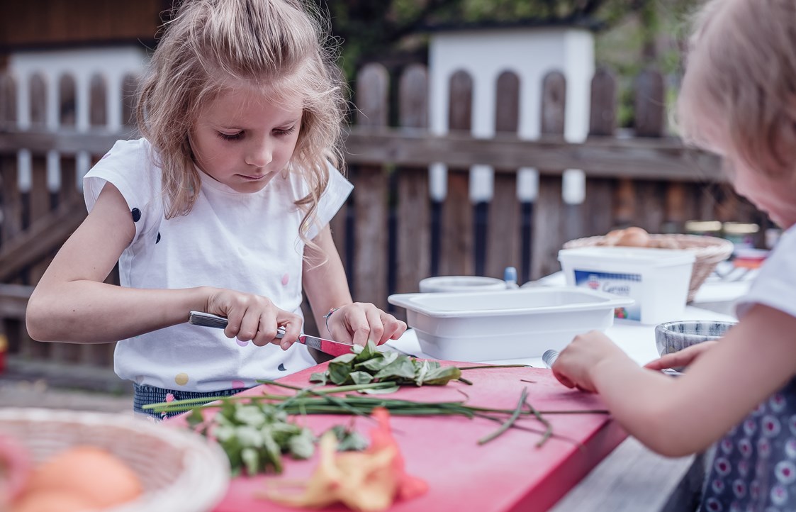 Kinderhotel: Bauerngarten mit frischen Kräutern und Gemüse betreut von der Kinderbetreuung - Familienresort Ellmauhof - Das Feriengut