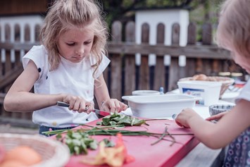Kinderhotel: Bauerngarten mit frischen Kräutern und Gemüse betreut von der Kinderbetreuung - Familienresort Ellmauhof - Das Feriengut