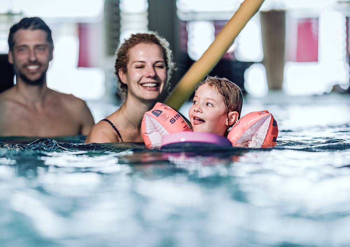 Kinderhotel: Schwimmen mit Kindern - Familienresort Ellmauhof - Das Feriengut