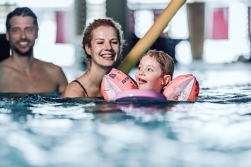 Kinderhotel: Schwimmen mit Kindern - Familienresort Ellmauhof - Das Feriengut