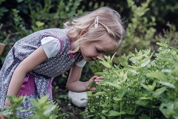 Kinderhotel: Bauerngarten mit frischen Kräutern und Gemüse betreut von der Kinderbetreuung - Familienresort Ellmauhof - echtes All Inclusive