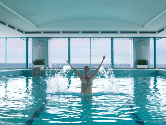 Kinderhotel: Schwimmbad mit Meerblick - Hotel Neptun