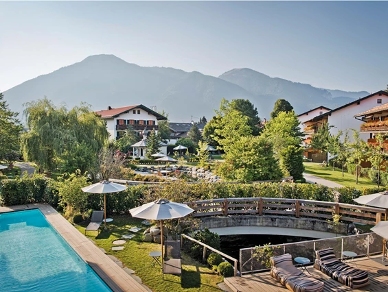 Kinderhotel: Blick über den Park - Hotel Bachmair Weissach