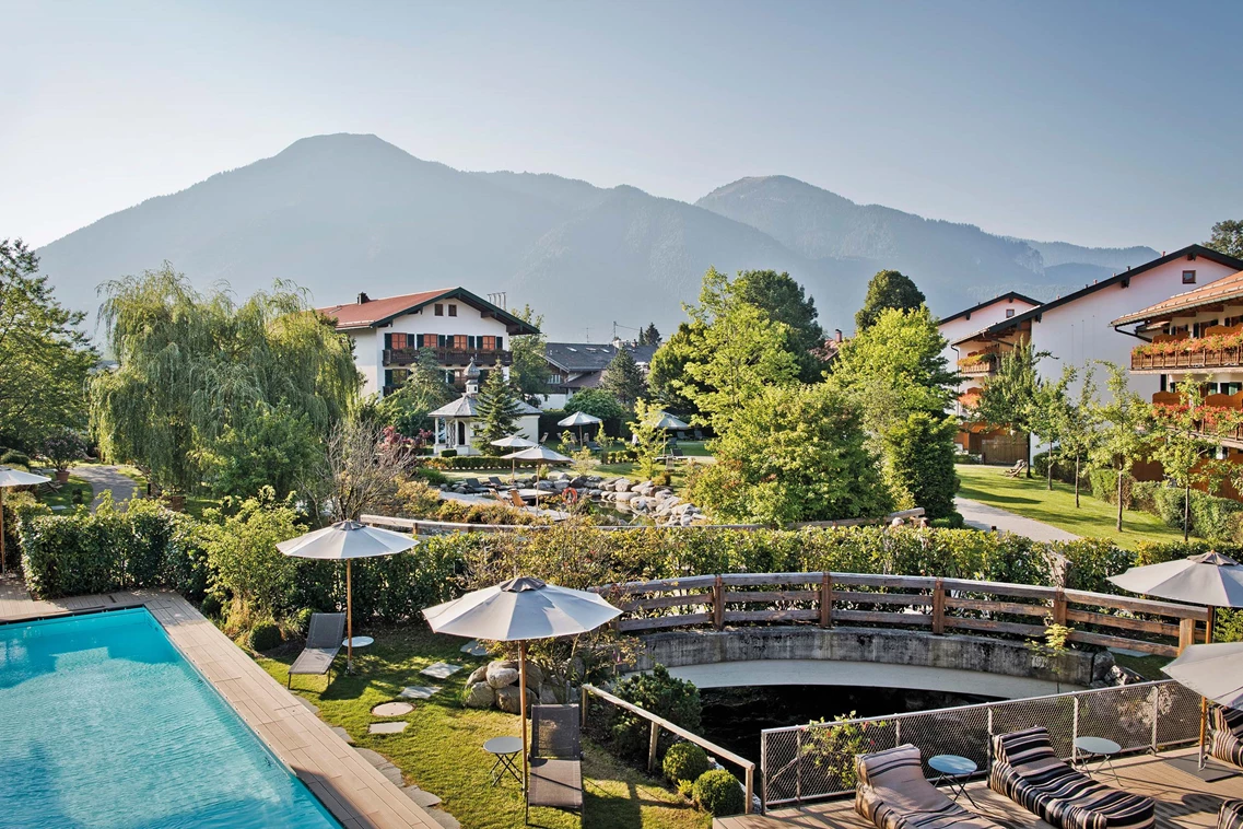 Kinderhotel: Blick über den Park - Hotel Bachmair Weissach