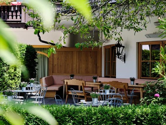 Kinderhotel: Tagesbar, Garten - Hotel Bachmair Weissach