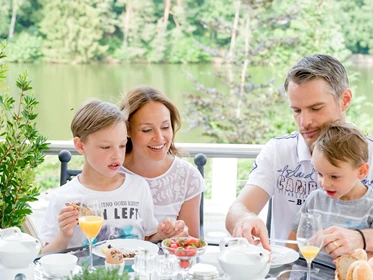 Kinderhotel: Familien-Frühstück auf unserer Seeterrasse - Romantischer Winkel - RoLigio® & Wellness Resort