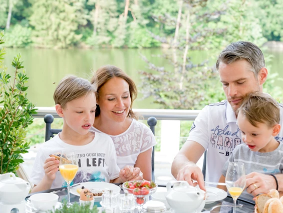 Kinderhotel: Familien-Frühstück auf unserer Seeterrasse - Romantischer Winkel - RoLigio® & Wellness Resort