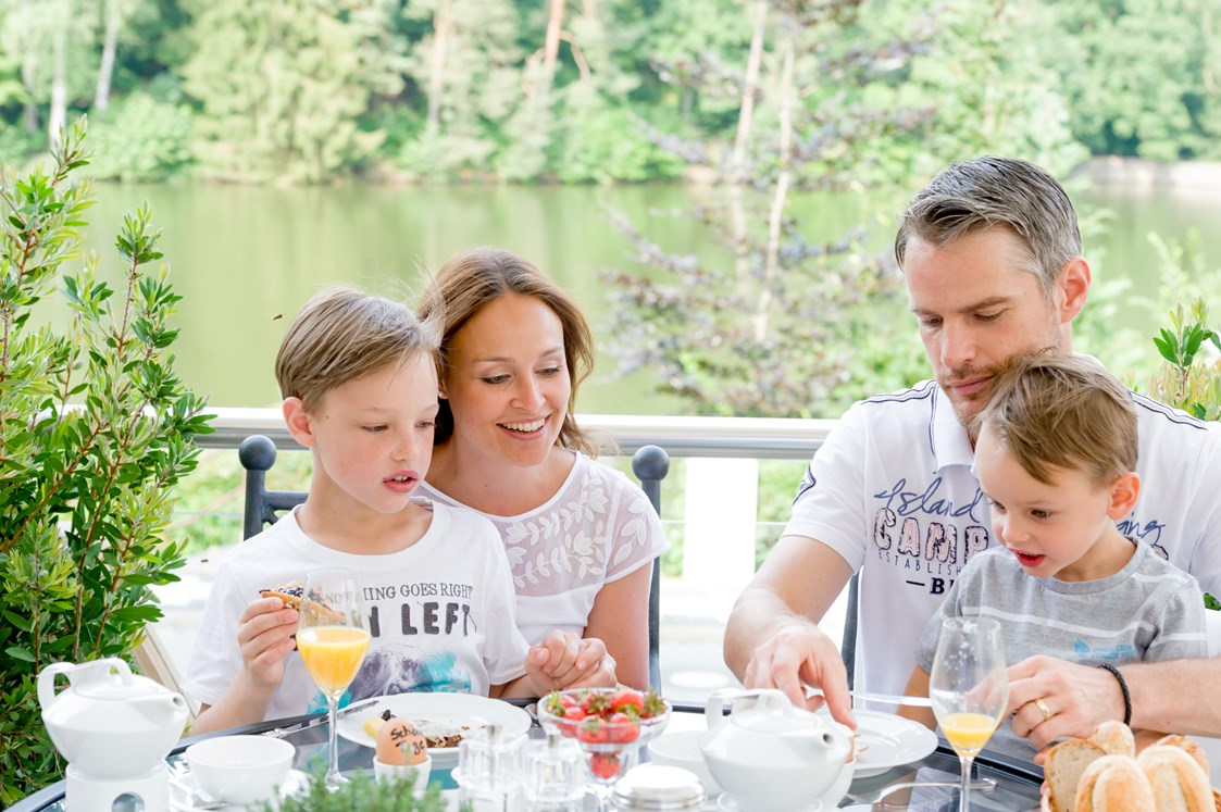 Kinderhotel: Familien-Frühstück auf unserer Seeterrasse - Romantischer Winkel - RoLigio® & Wellness Resort