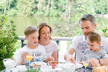 Kinderhotel: Familien-Frühstück auf unserer Seeterrasse - Romantischer Winkel - RoLigio® & Wellness Resort