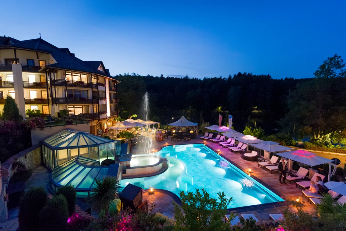 Kinderhotel: Außenpool "Laguna SPA" vom SPA & Wellness Resort Romantischer Winkel am Abend - Romantischer Winkel - RoLigio® & Wellness Resort