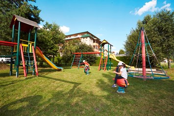 Kinderhotel: Spielplatz beim Hotel - Dolomiten Residenz****s Sporthotel Sillian