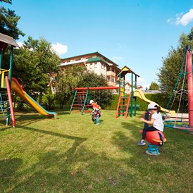 Kinderhotel: Spielplatz beim Hotel - Dolomiten Residenz****s Sporthotel Sillian