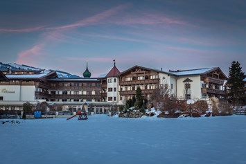 Kinderhotel: Hotel Außenansicht Winter - Landhotel Schermer