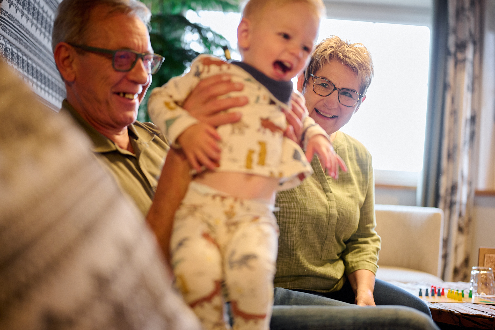 Familienhotel - Mittersill - Kleinkind mit Oma und Opa in der Almsuite - Landhotel Schermer
