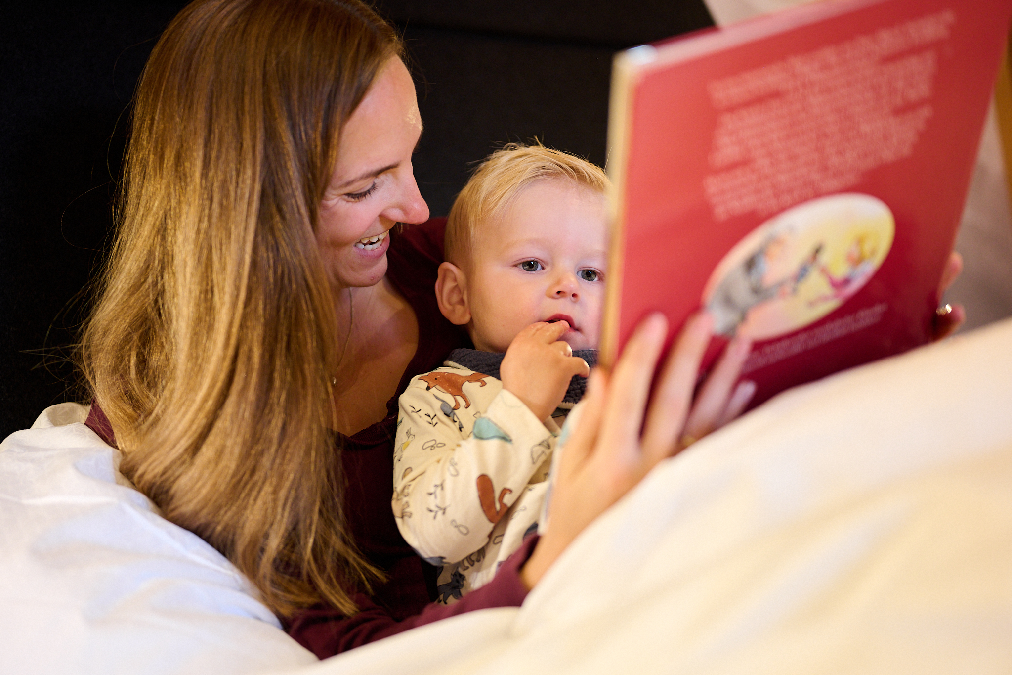Kinderhotel: Mama liest Kind etwas vor  - Landhotel Schermer