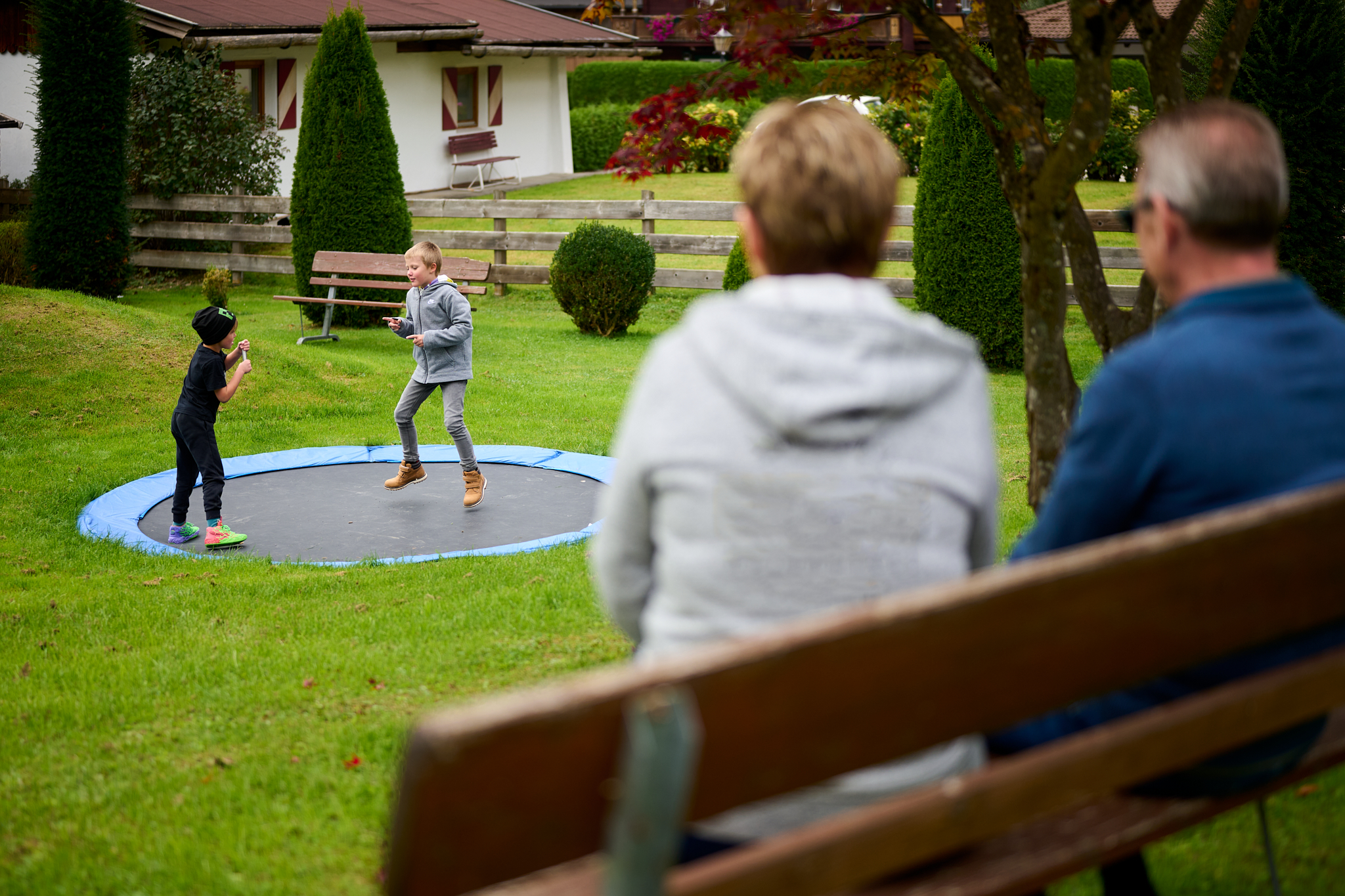 Kinderhotel: Großeltern schauen Kindern beim Spielen zu - Landhotel Schermer