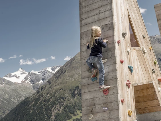 Kinderhotel: Kind beim Klettern - Das Central - Alpine. Luxury. Life.