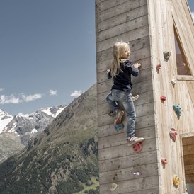 Kinderhotel: Kind beim Klettern - Das Central - Alpine . Luxury . Life
