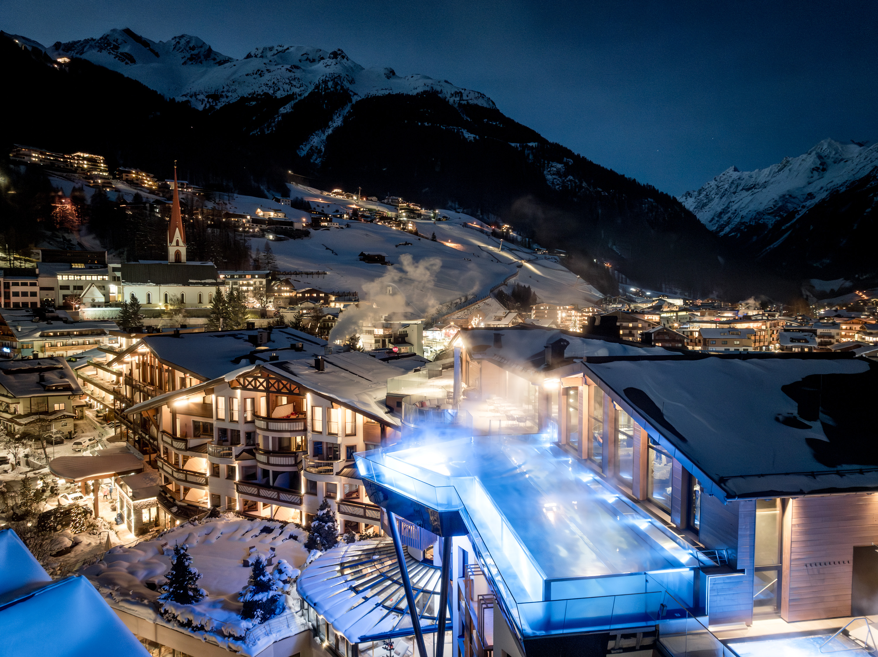 Familienhotel - Garten - Seefeld in Tirol - Summit Night Swim - Das Central - Alpine. Luxury. Life.