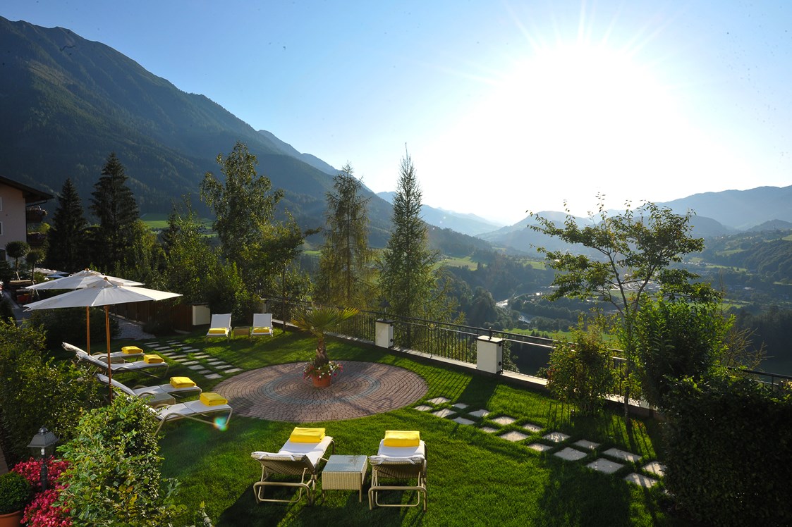 Kinderhotel: Gartenanlage mit Ausblick - Alpines Lifestyle Hotel Tannenhof