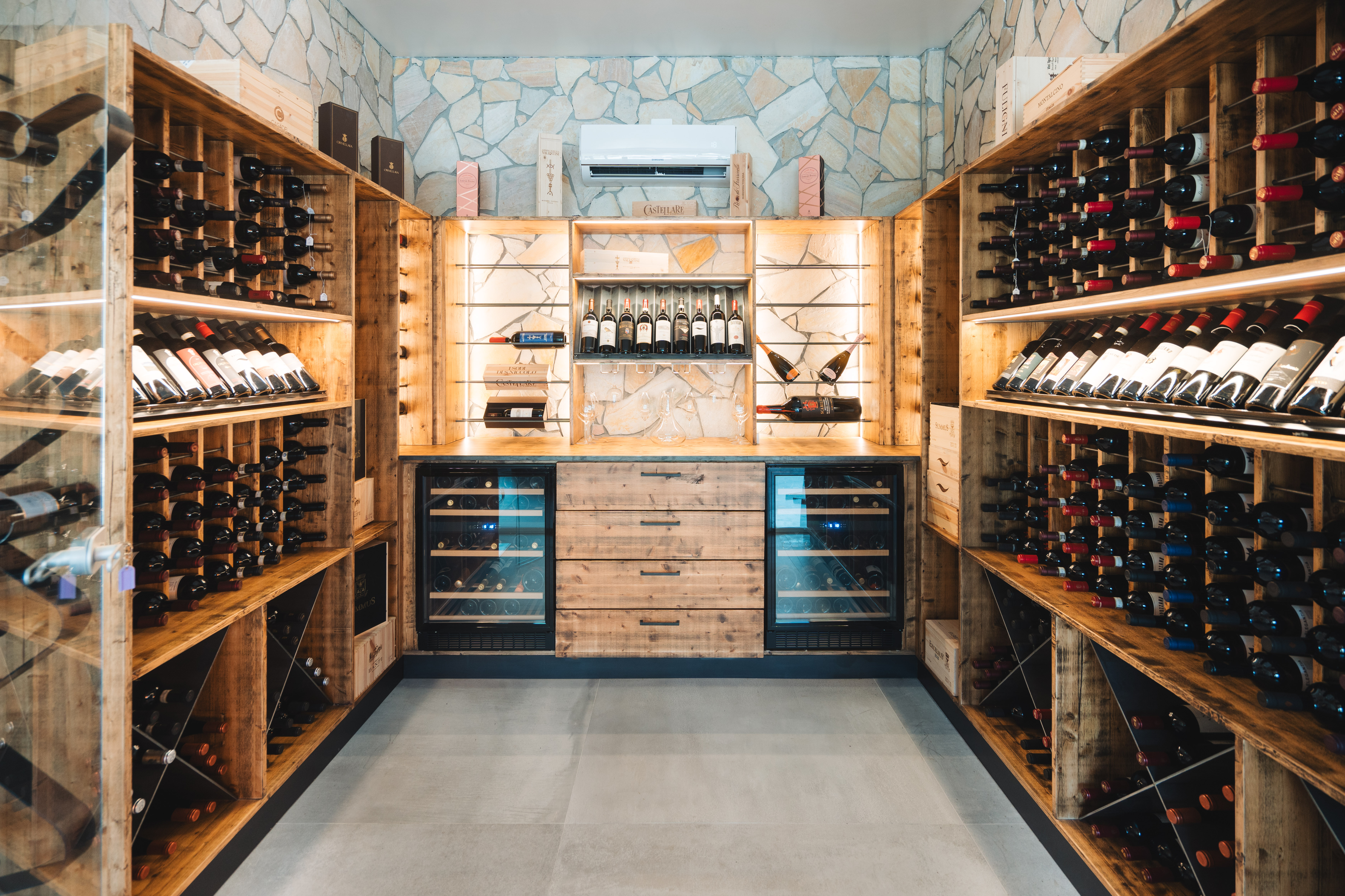Kinderhotel: Unsere Weinkellerei bietet eine erlesene Auswahl an hervorragenden lokalen Weinen aus der Toskana – perfekt für authentischen Genuss und besondere Momente. - Il Pelagone Hotel & Golf Resort Toscana - Essen | Trinken
