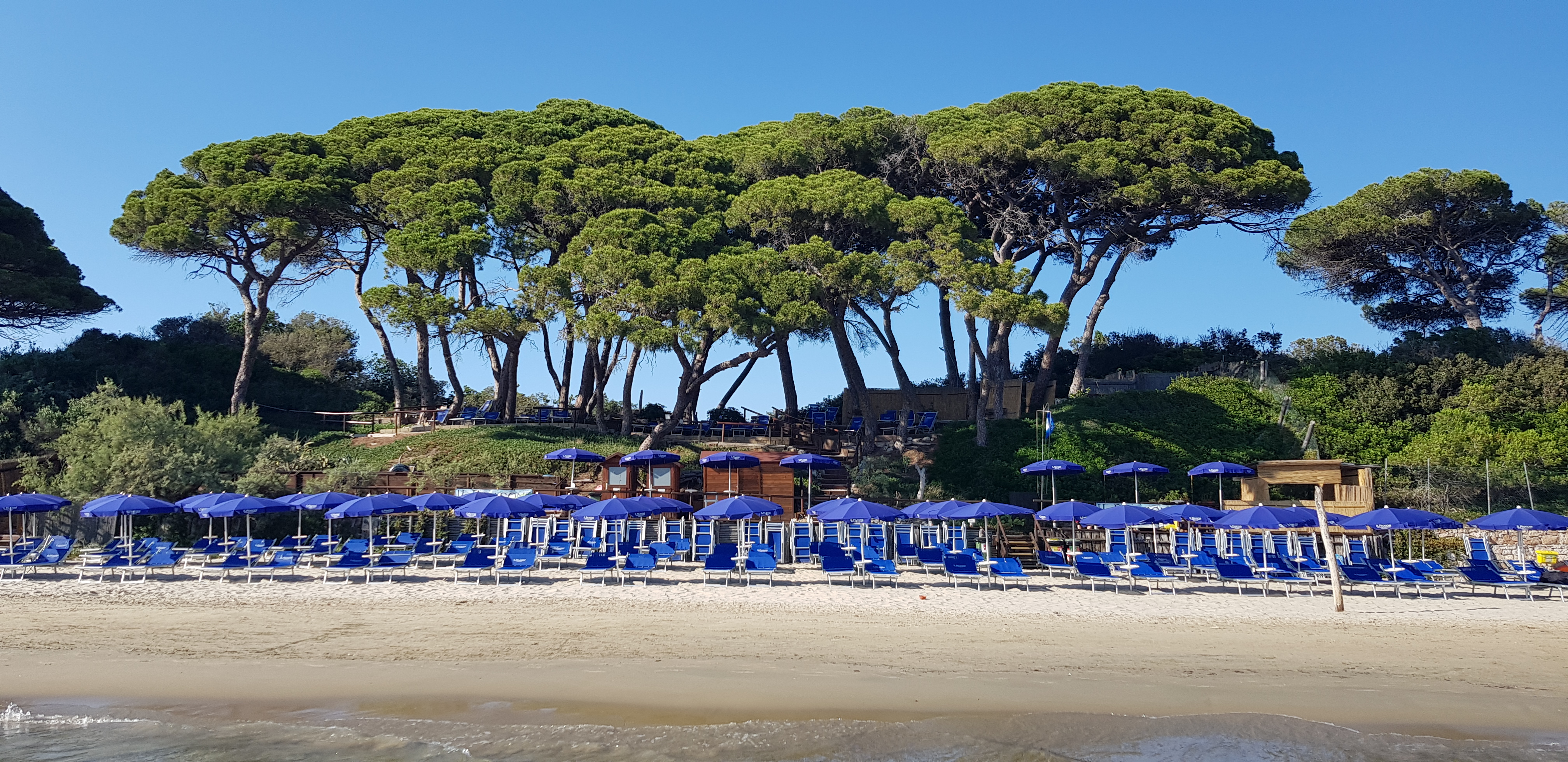 Kinderhotel: Unser traumhafter Privatstrand, nur wenige Kilometer vom Resort entfernt, ist bestens ausgestattet für Kinder und Erwachsene – ideal für unvergessliche Tage am Meer. - Il Pelagone Hotel & Golf Resort Toscana - Wasser | Wellness