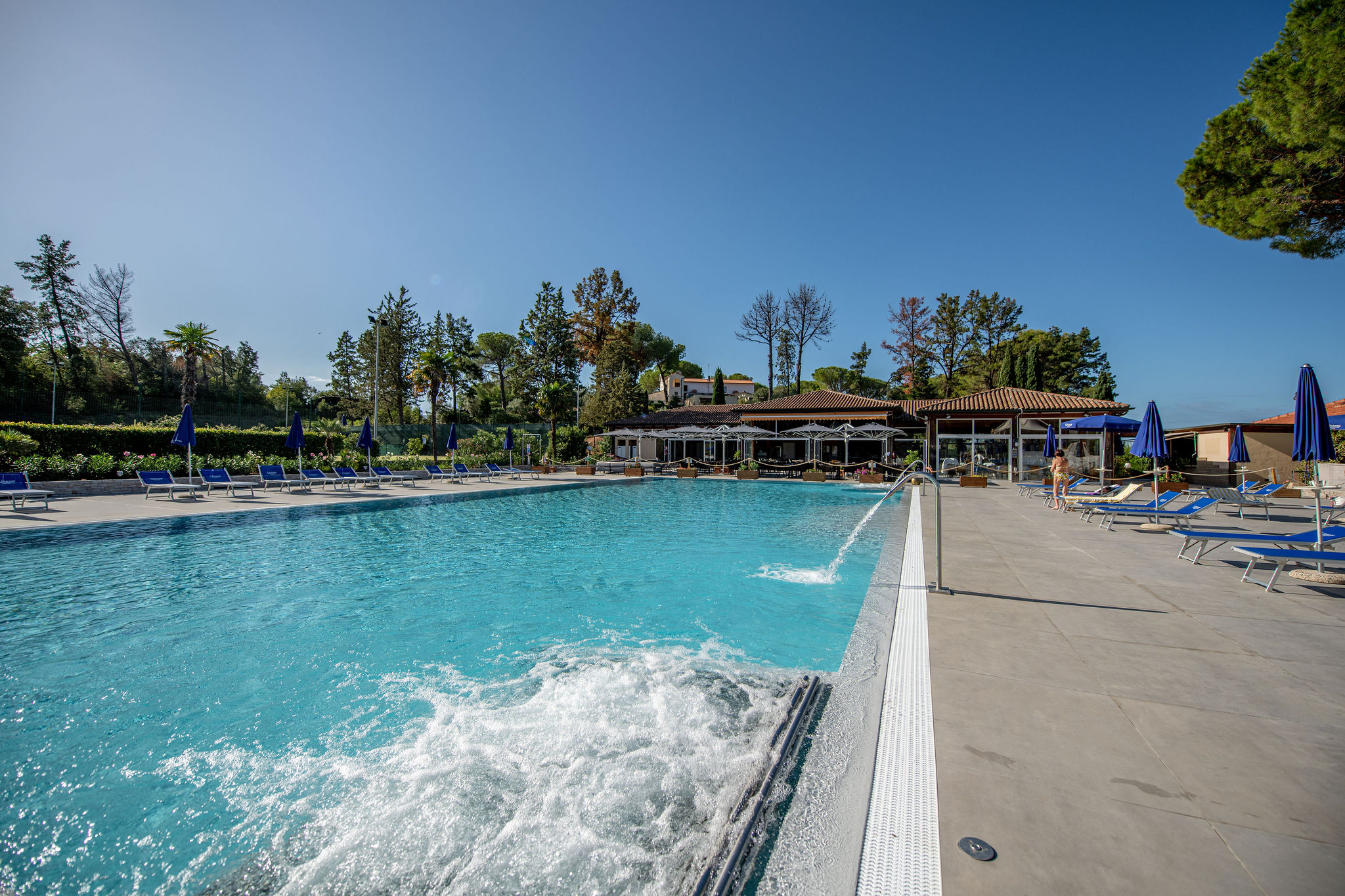 Kinderhotel: Unsere vollständig renovierte Poolanlage mit integriertem Whirlpool lädt zum Entspannen ein und bietet einen herrlichen Ausblick auf unser Restaurant mit Poolbar – der perfekte Ort für Genuss und Erholung. - Il Pelagone Hotel & Golf Resort Toscana - Wasser | Wellness