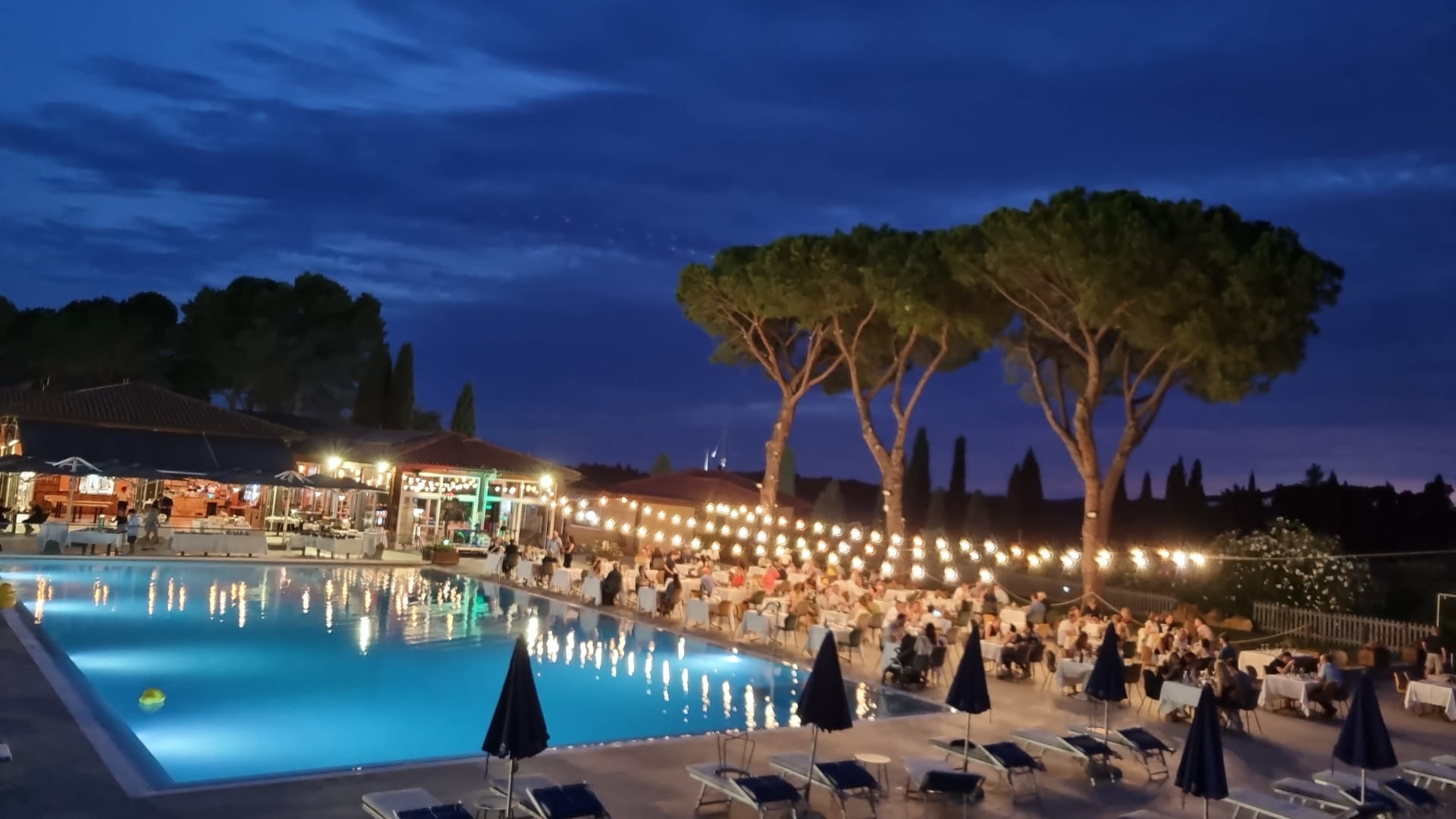Kinderhotel: Unser Resort bietet seinen Gästen besondere Momente mit Musik am Pool – genießen Sie einen unvergesslichen Abend voller Atmosphäre und Entspannung. - Il Pelagone Hotel & Golf Resort Toscana - Essen | Trinken