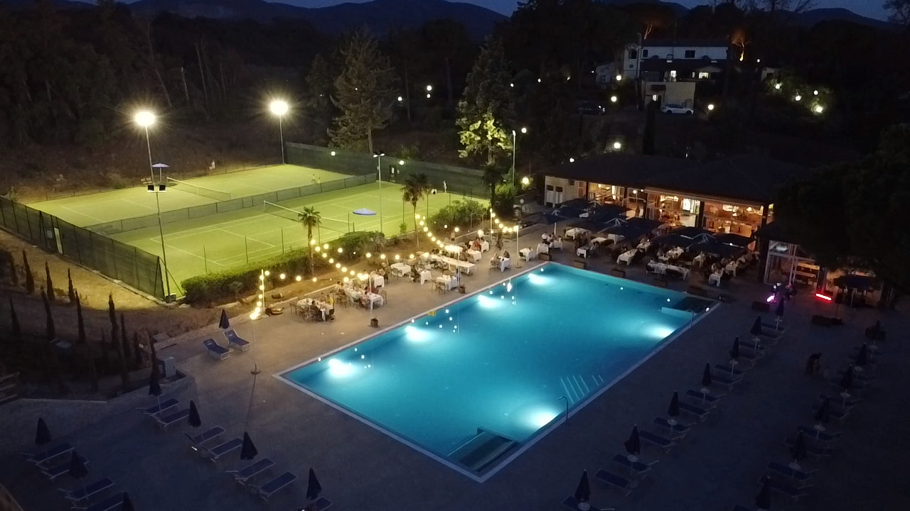 Kinderhotel: Zwei beleuchtete Tennisplätze mit der Möglichkeit, Schläger und Bälle zu leihen. Ein Tennistrainer steht auf Anfrage für Anfänger zur Verfügung. - Il Pelagone Hotel & Golf Resort Toscana - Spielen | Entdecken