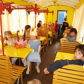 Kinderhotel: Kinder können in einem Speisewagen eines Zuges essen - Albergo Losone