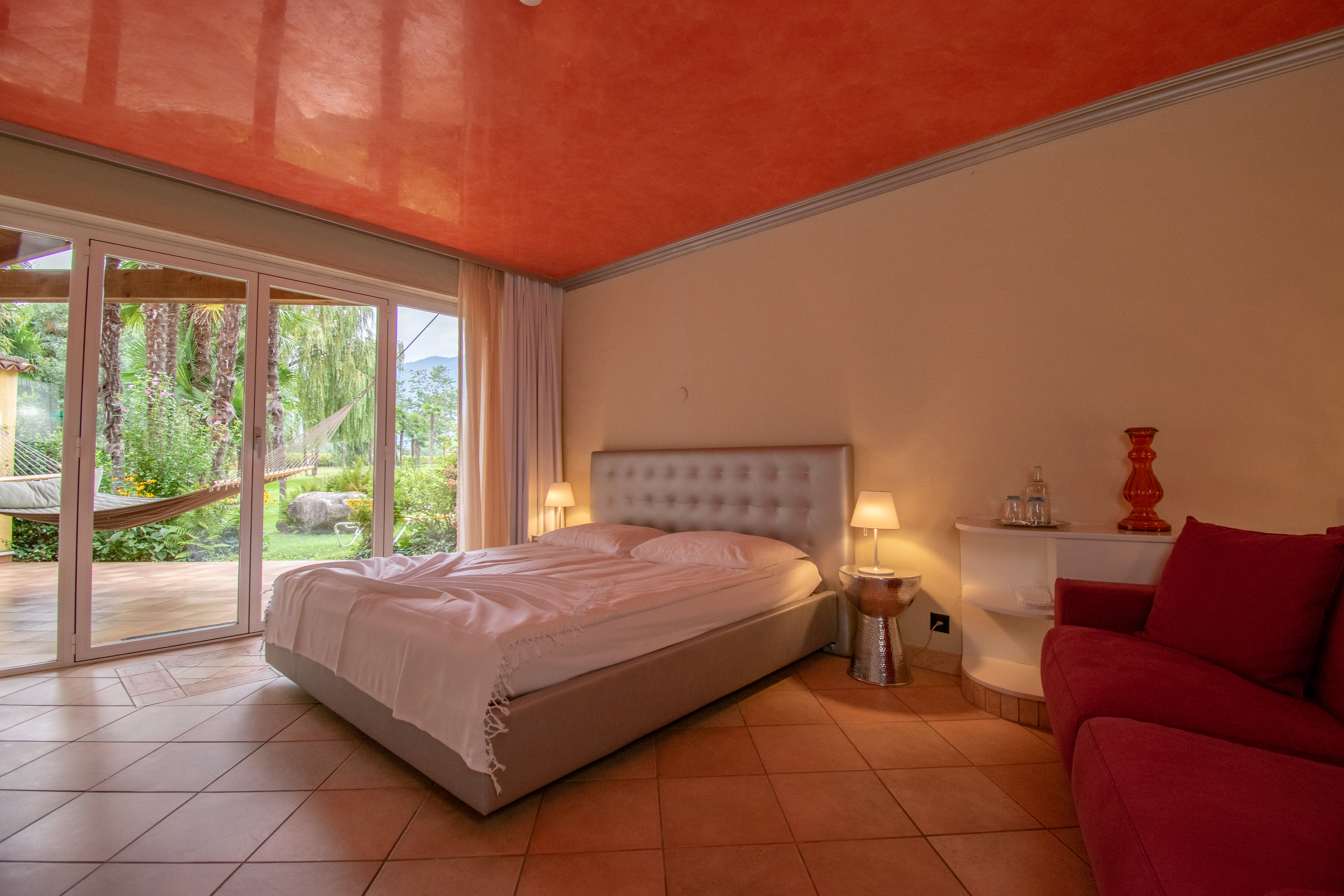 Kinderhotel: Junior Suite "Hüslizimmer" mit Gartenausgang direkt beim Golfplatz - Albergo Losone