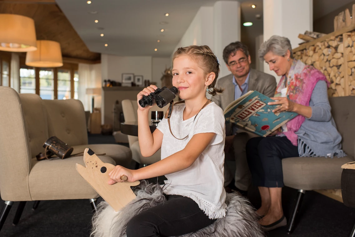 Kinderhotel: Mit den Grosseltern in der Lobby
 - Hotel Schweizerhof